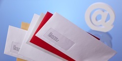 Beispielbild  Kontaktmöglichkeiten mit Briefen und E-Mail-Symbol